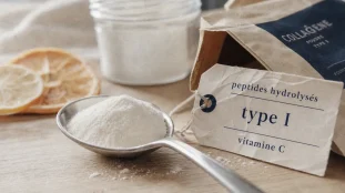 Meilleur collagene marin : poudre de peptides hydrolysés sur cuillère inox