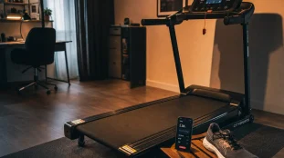 Tapis de course fitfiu dans un salon moderne, console LCD visible